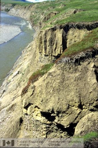 Photo 2003-299 : Gravier dépandage fluvioglaciaire pierreux recouvert de sédiments glaciolacustres surmontés de till de montagne