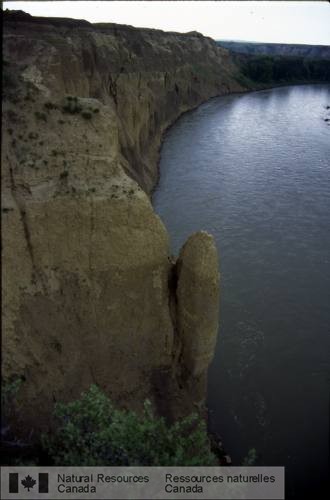 Photo 2003-302 : Unités 6 et 9 de till à pierres du Bouclier canadien surmontant lunité 10 de dépôts glaciolacustres, dans une coupe le long dun lac de méandre  ...