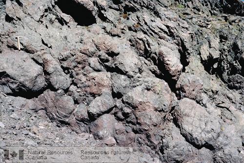 Photo 2003-308 : Coulée en coussins mafique des Volcanites de Cold Fish sur une crête située à 3 km à louest de la coupe (b) de la figure 15, au sud du pic Nation.  ...