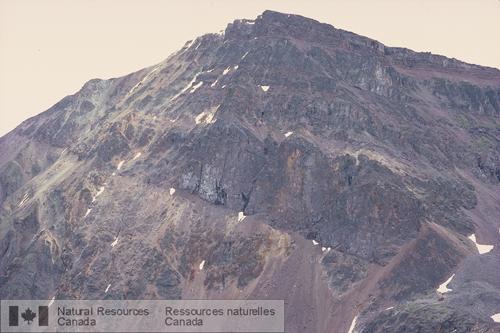 Photo 2003-310 : Faille de chevauchement au sein des Volcanites de Cold Fish, dans le district de Nation. Le toit de la faille se compose des roches tufacées et des  ...