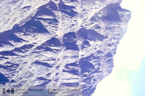 Photo 2003-315 : Unités rhyolitiques de forte épaisseur des Volcanites de Cold Fish dans la coupe (q), dans le district de Will. La coupe présente une épaisseur  ...