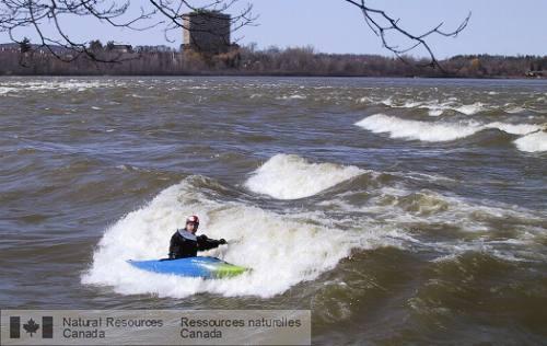 Photo 2004-067 : Kayak aux rapides du pont Champlain, rivière des Outaouais