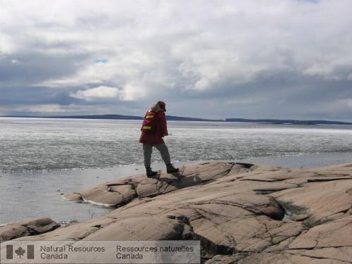 Photo 2005-021 : Les signes dérosion glaciaire sont très bien conservés dans la région du lac Schultz, tant dans les hautes terres du Protérozoïque que sur les roches  ...