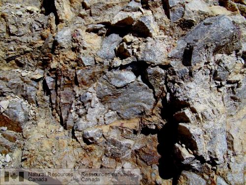 Photo 2005-170 : Vue détaillée du conglomérat de talus, à lextrémité nord de la fosse Sue C, qui montre des indices locaux de matrice stratifiée (texture de tamis).  ...