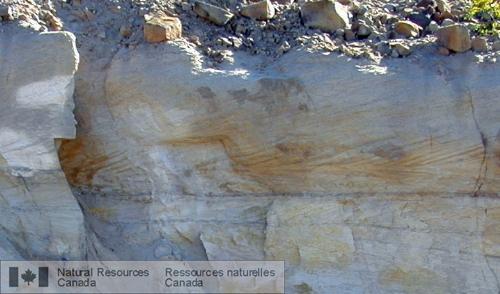 Photo 2005-172 : Structures sédimentaires dans la Formation de Manitou Falls; vue vers le nord-est. Stratification oblique plane composite dans la sous-unité 4 locale  ...