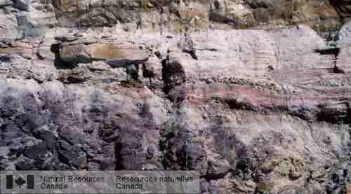 Photo 2005-224 : Vue rapprochée de la partie centrale de la photo 2005-223 qui montre en détail le biseau daggradation formé de conglomérat et de grès à cailloux de  ...