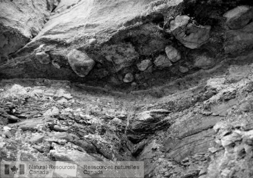 Photo 2005-225 : Vue ascendante de la «zone lessivée» (couleur claire) fortement réduite, au-dessus du régolite du socle (paléozone régolitique rouge). À remarquer la  ...