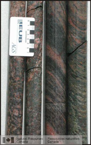 Photo 2006-053 : Carottes de forage montrant la syénodiorite de Wylie Lakes et ses phases dérivées qui témoignent de la différenciation et de la rétrogression de la  ...
