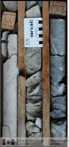Photo 2006-057 : Roches graphiteuses de zone de failles le long de la zone de cisaillement de Maybelle River. Ultramylonite dans un granite cisaillé et altéré avec  ...
