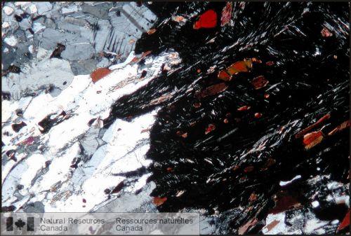 Photo 2006-059 : Microphotographies de tectonites métamorphiques prélevées le long de la zone de cisaillement de Maybelle River. a) granulite en partie rétromorphosée  ...