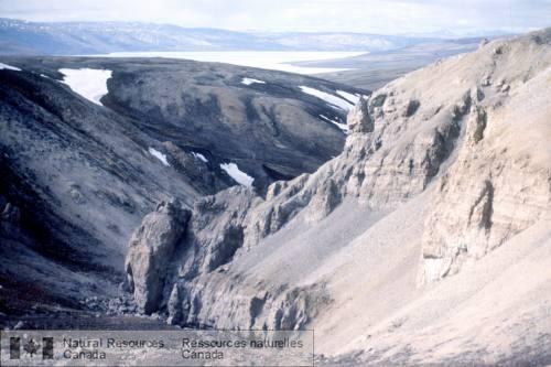 Photo 2006-125 : Paysage rugueux caractéristique des secteurs dont le sous-sol est formé de calcaires résistants du Paléozoïque, île dEllesmere.