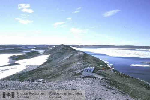 Photo 2006-132 : Un esker est une crête longiligne de gravier et de sable déposés par des ruisseaux ayant entaillé des chenaux sous ou dans la glace de glacier, au  ...