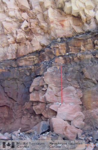 Photo 2008-057 : Quartzarénite intensément fracturé de couleur rose du Membre de Hannawa Falls, surmonté en discordance par le Membre de Chippewa Bay, qui est formé  ...