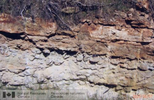 Photo 2008-076 : Conglomérat à galets et à blocs de quartzite et à matrice gréseuse de la Formation de Covey Hill (Membre de Chippewa Bay) surmonté en discordance  ...