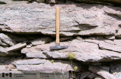 Photo 2008-078 : Formation dAusable (Membre de Chippewa Bay), grès grossiers aux couleurs de gris et de rose avec des fragments de conglomérat à cailloux de  ...