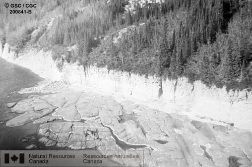Photo 200841-B : Discordance angulaire entre les calcaires du groupe de Bad Cache Rapids de l'Ordovicien supérieur et les gneiss granitiques du Précambrien, rivière  ...