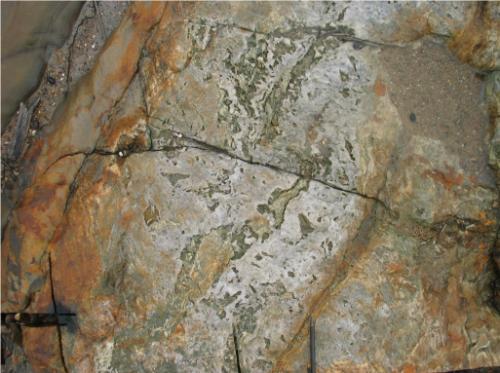 Photo 2010-028 : Photo showing meter-scale quartz-actinolite-arsenopyrite-pyrrhotite vein that bounds the western border of the Roberto zone over several tens of  ...