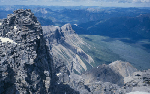 Photo 2010-089 : View to the north from the top of the Skoki Formation, showing the underlying Kechika Formation and Cambrian units thrust over Mesozoic strata.