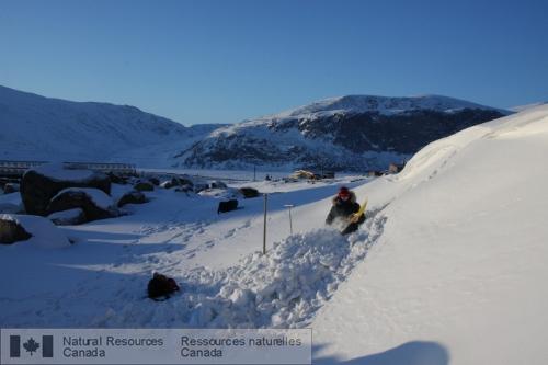Photo 2011-019 : Wendy Sladen (CGC), par une journée glaciale de mars, en train de creuser une fosse afin de mesurer l'épaisseur totale et la densité de la neige.