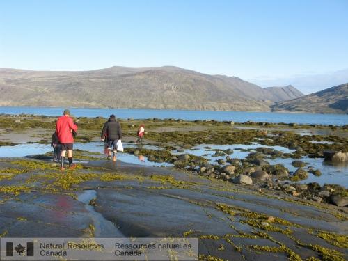 Photo 2011-020 : Notre équipe profite de la température clémente pour prendre un bain glacial dans le fjord de Pangnirtung... lorsqu'il n'y a plus d'eau dans le  ...