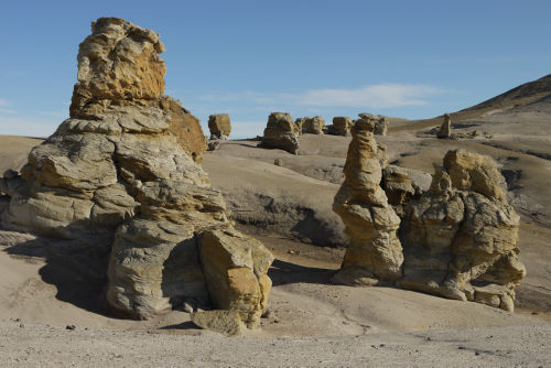 Photo 2012-037 : Hoodoos of cross-bedded sandstone in the Paterson Island Member of the Isachsen Formation, Sverdrup Basin. Tall hoodoo at left is approximately 15 m  ...