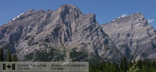 Photo 2012-066 : Conical folds and discontinuous minor thrust faults near northern termination of Lewis Thrust, Mount Kidd, Alberta