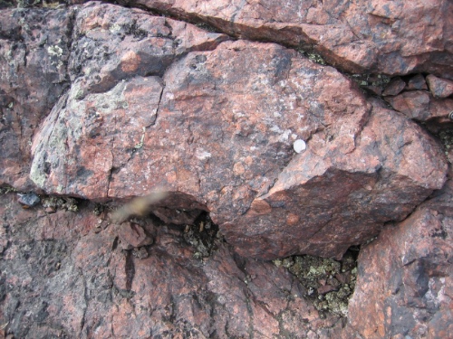 Photo 2013-088 : Mineralized breccia at the Sue-Dianne mineral deposit with altered felsic volcanic clasts in matrix of iron oxide