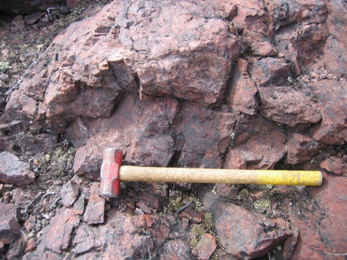 Photo 2013-089 : Mineralized breccia at the Sue-Dianne mineral deposit with altered felsic volcanic clasts in matrix of iron oxide