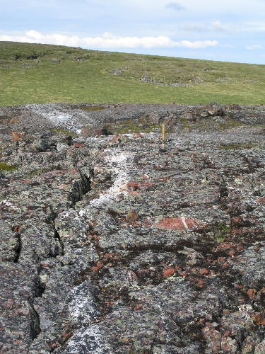 Photo 2013-157 : Quartz vein (epithermal or reactivated) in Pitz Formation rhyolite, Main Chalcedony Stockwork (drill site)