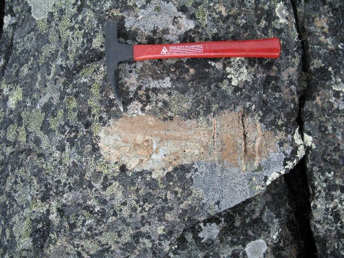 Photo 2013-185 : Amphibolitic (presumed Archean Marjorie Lake Group), high-grade contact metamorphic rock near Mallery Granite, SE edge
