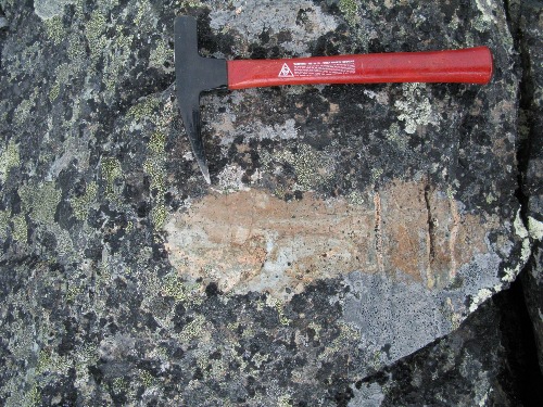 Photo 2013-186 : Amphibolitic (presumed Archean Marjorie Lake Group), high-grade contact metamorphic rock near Mallery Granite, SE edge