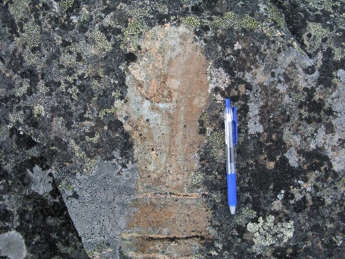 Photo 2013-187 : Amphibolitic (presumed Archean Marjorie Lake Group), high-grade contact metamorphic rock near Mallery Granite, SE edge