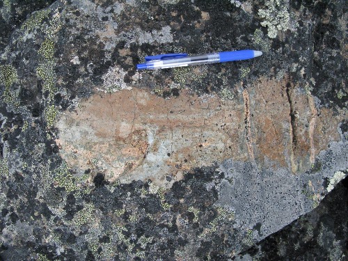 Photo 2013-188 : Amphibolitic (presumed Archean Marjorie Lake Group), high-grade contact metamorphic rock near Mallery Granite, SE edge