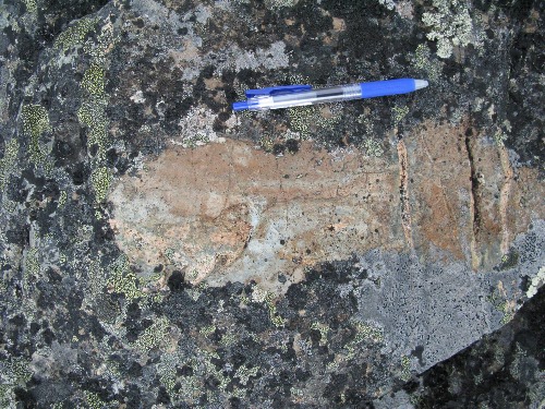 Photo 2013-189 : Amphibolitic (presumed Archean Marjorie Lake Group), high-grade contact metamorphic rock near Mallery Granite, SE edge