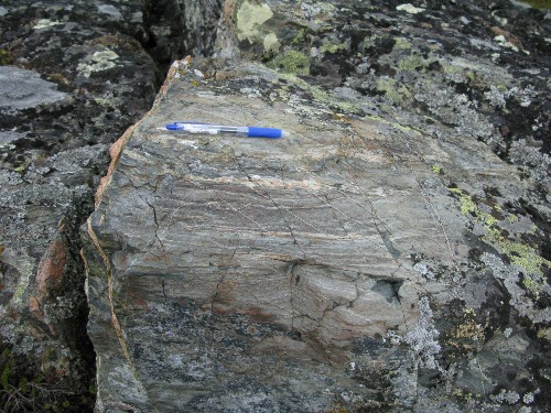 Photo 2013-191 : Amphibolitic (presumed Archean Marjorie Lake Group), high-grade contact metamorphic rock near Mallery Granite, SE edge