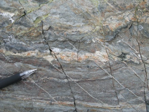 Photo 2013-193 : Amphibolitic (presumed Archean Marjorie Lake Group), high-grade contact metamorphic rock near Mallery Granite, SE edge