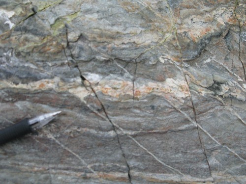 Photo 2013-194 : Amphibolitic (presumed Archean Marjorie Lake Group), high-grade contact metamorphic rock near Mallery Granite, SE edge