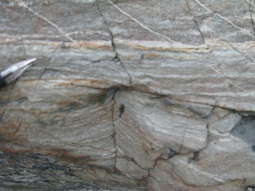 Photo 2013-195 : Amphibolitic (presumed Archean Marjorie Lake Group), high-grade contact metamorphic rock near Mallery Granite, SE edge