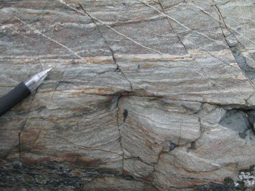 Photo 2013-197 : Amphibolitic (presumed Archean Marjorie Lake Group), high-grade contact metamorphic rock near Mallery Granite, SE edge