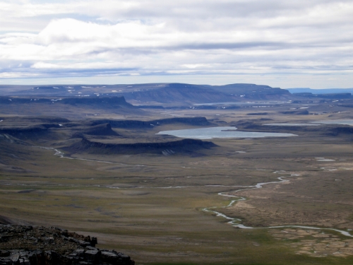 Photo 2013-310 : Cliff section near 11RAT-CB081 of upper Kilian Formation, Kuujjua Formation, Diabase sill and Natkusiak Formation