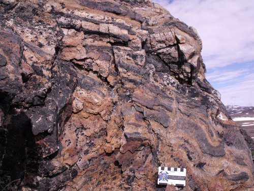 Photo 2014-064: Garnet-quartz-grunerite and monomineralic magnetite layers in the garnet-quartz-grunerite gneiss unit