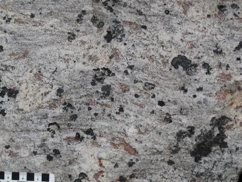 Photo 2014-218 : Close-up of a tabular body of garnet-sillimanite leucogranite emplaced in Lake Harbour Group psammite and feldspathic quartzite, Meta Incognita  ...