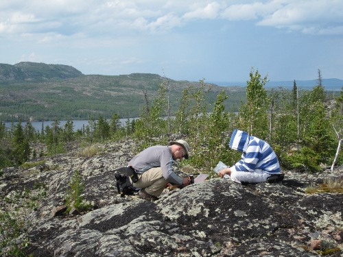 Photo 2014-230 : Sampling rock for geochemical analysis near Fab mineral showing in South-Central Northwest Territories