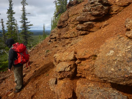 Photo 2017-044 : View of Paleogene conglomerate outcrop on west flank of Maunoir Ridge in the Colville Hills, Northwest Territories