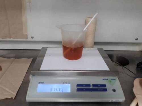 Photo 2018-287: Mixing of the resin on a 2-decimal balance