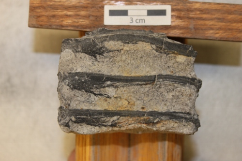 Photo 2019-308 : Intermixing of layered, basalt units (rapidly quenched) with tuffaceous material.