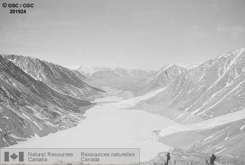 Photo 201924 : Lac de barrage glaciaire envahi par deux petites langues glaciaières; les dépôts latéraux témoignent de la limite maximum atteinte antérieurement par  ...