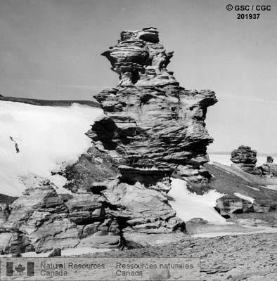 Photo 201937 : Cheminées de fées formées de roches de la formation de Gallery, début du Paléozoïque; excellent exemple de l'effet de l'érosion Éolienne, Arctic Bay,  ...