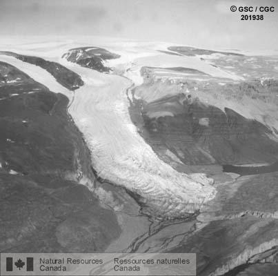 Photo 201938 : Vue sur la calotte Elwin, partie nord de l'île Baffin (T.N.-O.). La photo montre en gros plan le front du glacier formé de pyramides de glace. On  ...