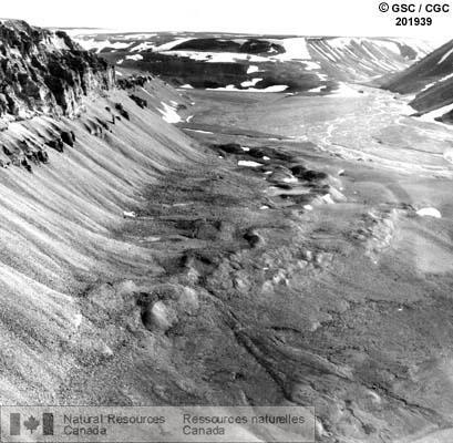 Photo 201939 : Moraines latérales et tabliers d'éboulis dans une vallée creusée dans le plateau Lancaster, partie nord de l'île Baffin (T.N.-O).